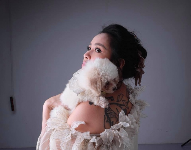 Diva Thanh Lam khoe vai trần gợi cảm, lần đầu lộ hình xăm bí ẩn sau lưng-4