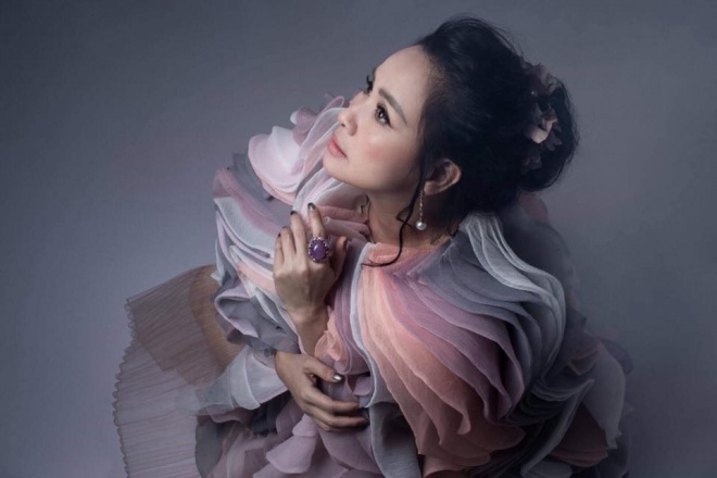 Diva Thanh Lam khoe vai trần gợi cảm, lần đầu lộ hình xăm bí ẩn sau lưng-10