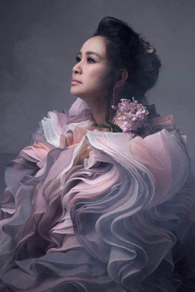 Diva Thanh Lam khoe vai trần gợi cảm, lần đầu lộ hình xăm bí ẩn sau lưng-11