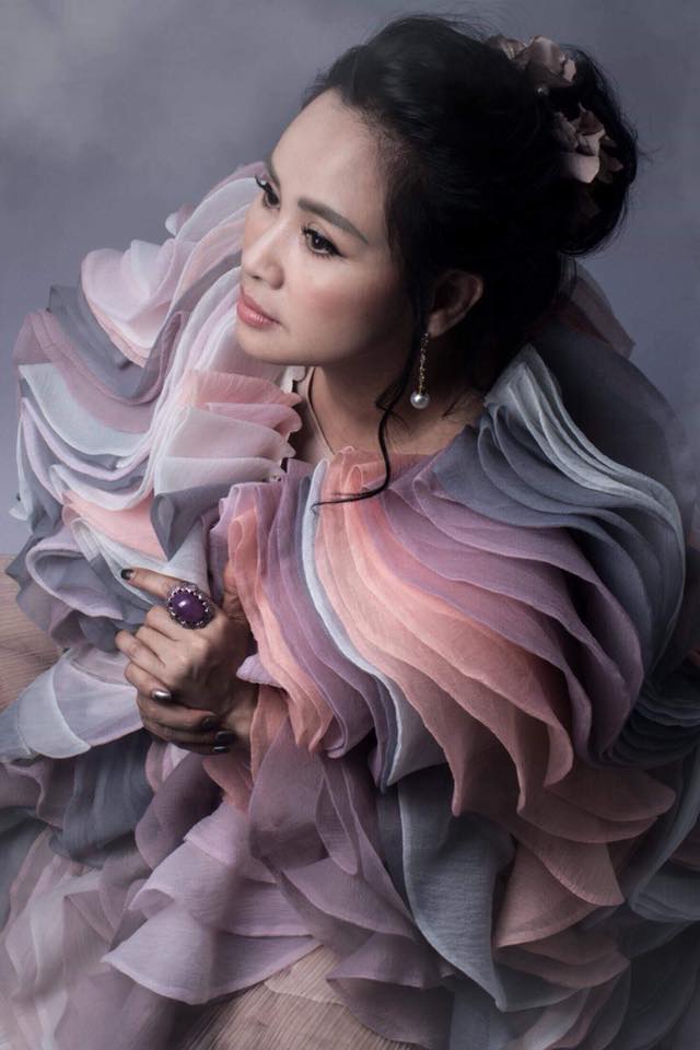 Diva Thanh Lam khoe vai trần gợi cảm, lần đầu lộ hình xăm bí ẩn sau lưng-13