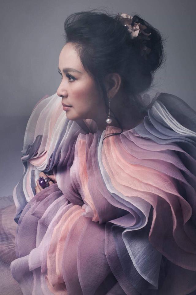 Diva Thanh Lam khoe vai trần gợi cảm, lần đầu lộ hình xăm bí ẩn sau lưng-14