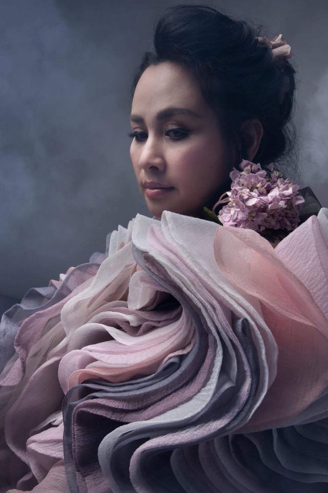 Diva Thanh Lam khoe vai trần gợi cảm, lần đầu lộ hình xăm bí ẩn sau lưng-6