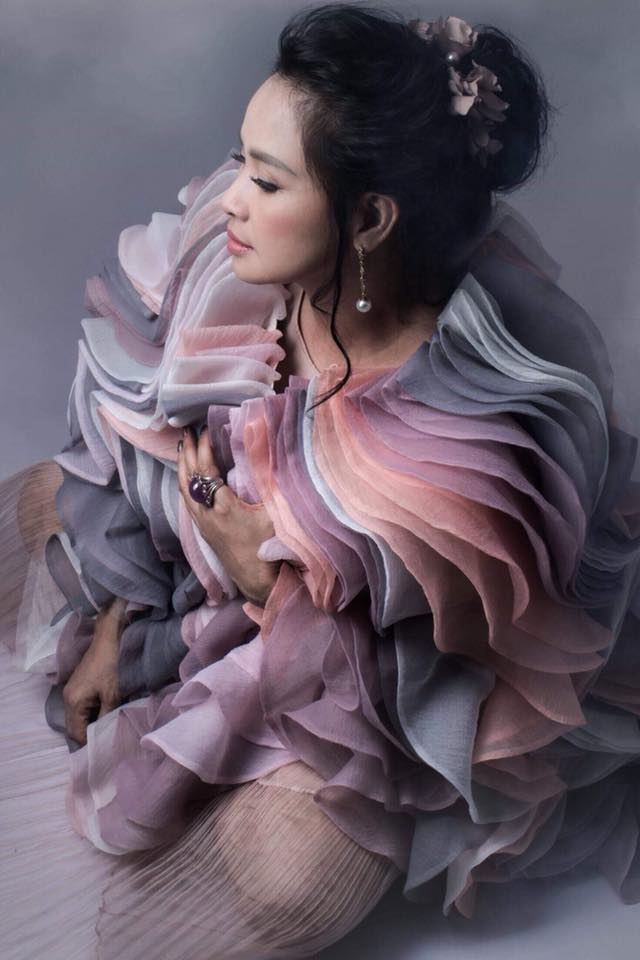 Diva Thanh Lam khoe vai trần gợi cảm, lần đầu lộ hình xăm bí ẩn sau lưng-9