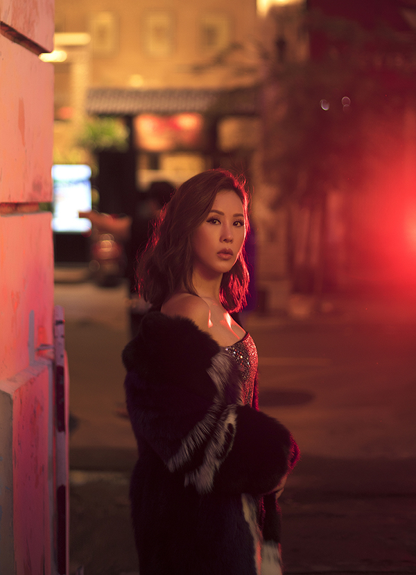 Hoa hậu Thu Hoài đậm chất đàn bà phố thị lôi cuốn và sang trọng trong bộ ảnh mới-1