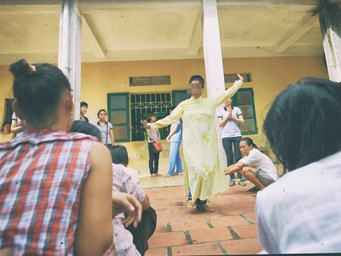 28 tuổi không chịu lấy chồng, cô gái bị hỏi nhiều đến mức nổi điên, liên tục đòi chết