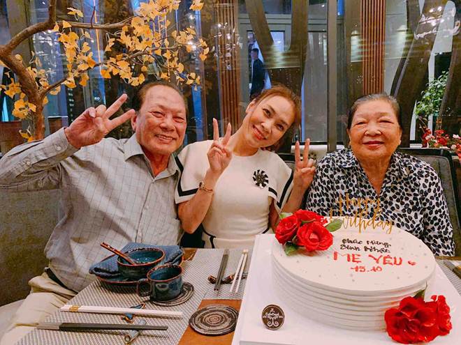 Lâu lắm mới thấy hình ảnh bố mẹ Mỹ Tâm: Đầu tóc bạc phơ, nhí nhảnh bên con gái-1