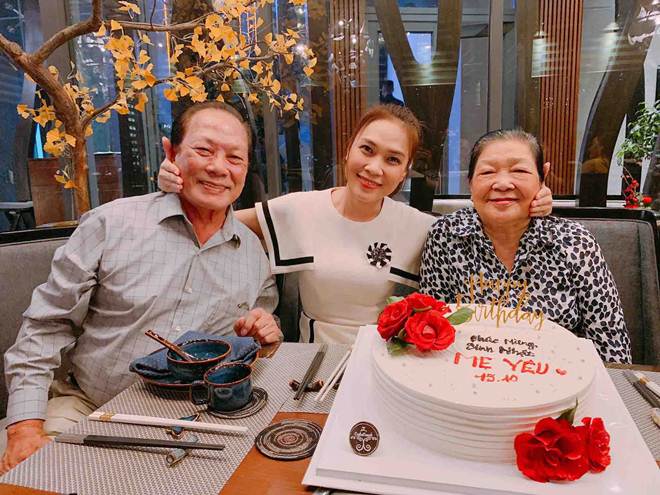 Lâu lắm mới thấy hình ảnh bố mẹ Mỹ Tâm: Đầu tóc bạc phơ, nhí nhảnh bên con gái-3