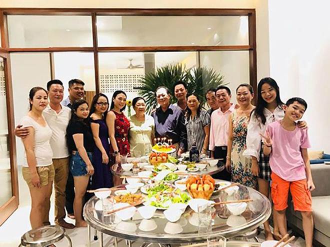 Lâu lắm mới thấy hình ảnh bố mẹ Mỹ Tâm: Đầu tóc bạc phơ, nhí nhảnh bên con gái-6