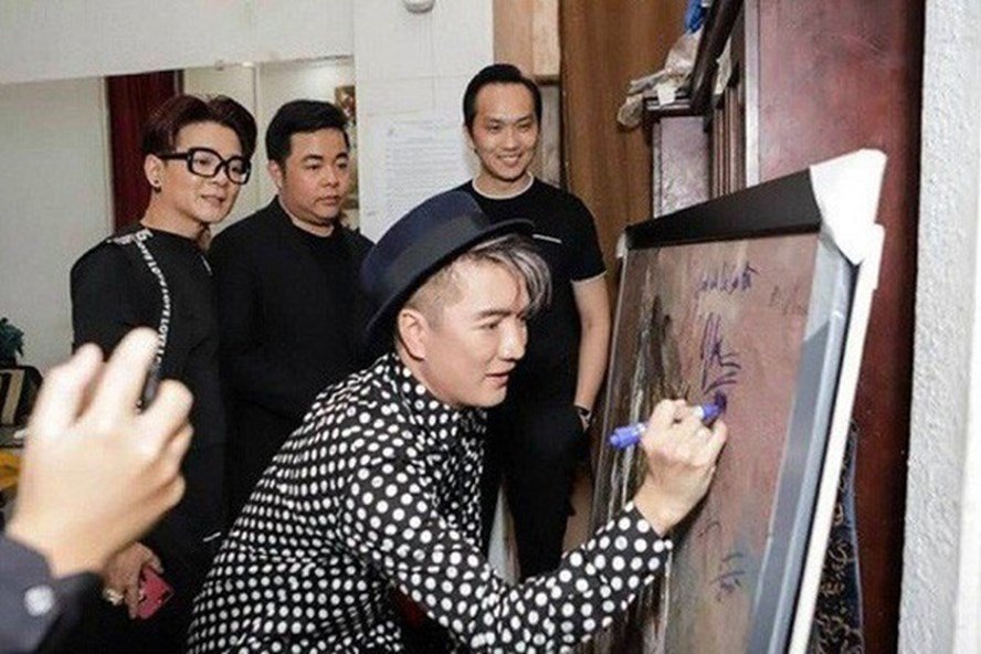 Đại gia mua và cho Mr .Đàm ký tên lên tranh quý gây bức xúc dư luận là ai?-1