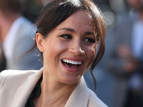 Hành động nhỏ xíu chứng tỏ Hoàng tử Harry là ông chồng cực tâm lý, chị em ghen tị với Công nương Meghan cũng phải-7