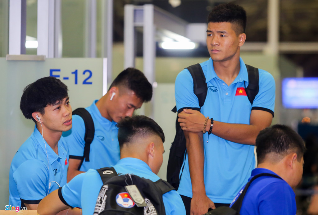 Công Phượng mệt mỏi, Đức Chinh trổ tài chụp ảnh ở sân bay-11