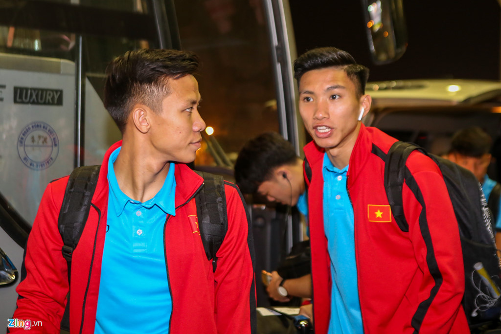 Công Phượng mệt mỏi, Đức Chinh trổ tài chụp ảnh ở sân bay-2