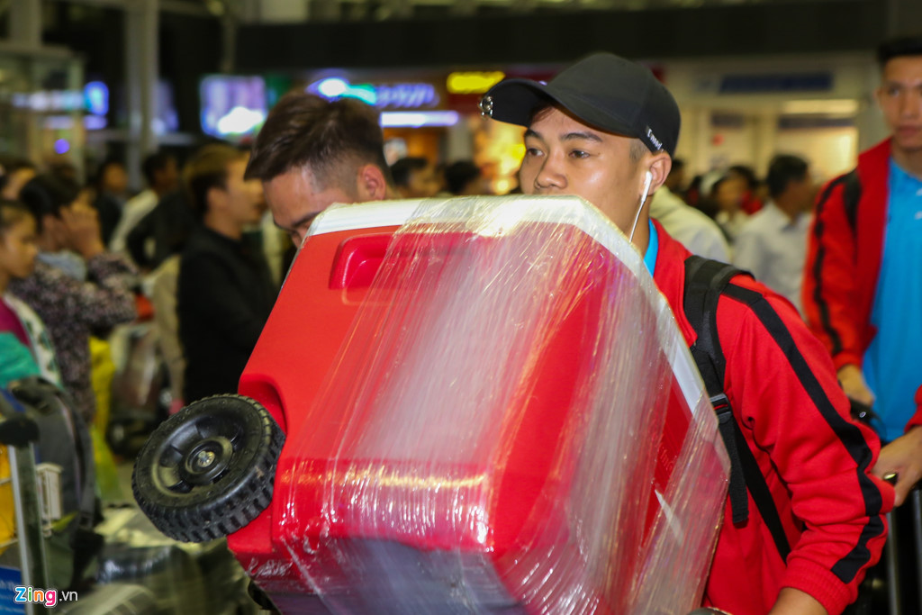 Công Phượng mệt mỏi, Đức Chinh trổ tài chụp ảnh ở sân bay-3