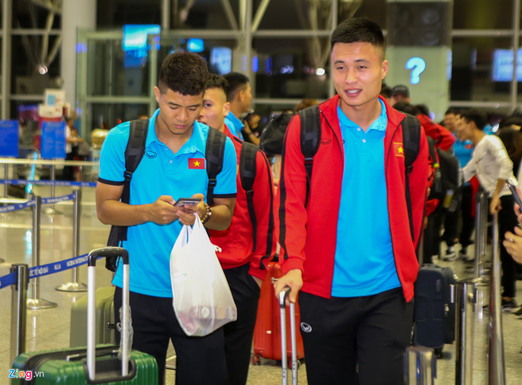 Công Phượng mệt mỏi, Đức Chinh trổ tài chụp ảnh ở sân bay-4