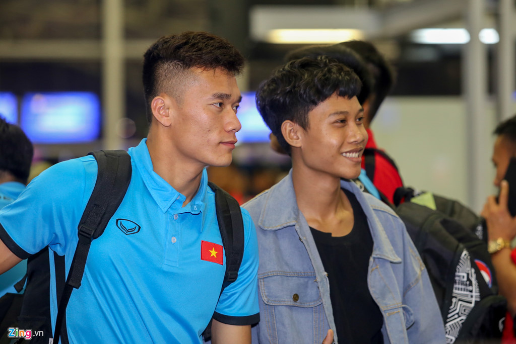 Công Phượng mệt mỏi, Đức Chinh trổ tài chụp ảnh ở sân bay-7