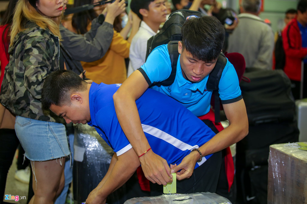 Công Phượng mệt mỏi, Đức Chinh trổ tài chụp ảnh ở sân bay-8