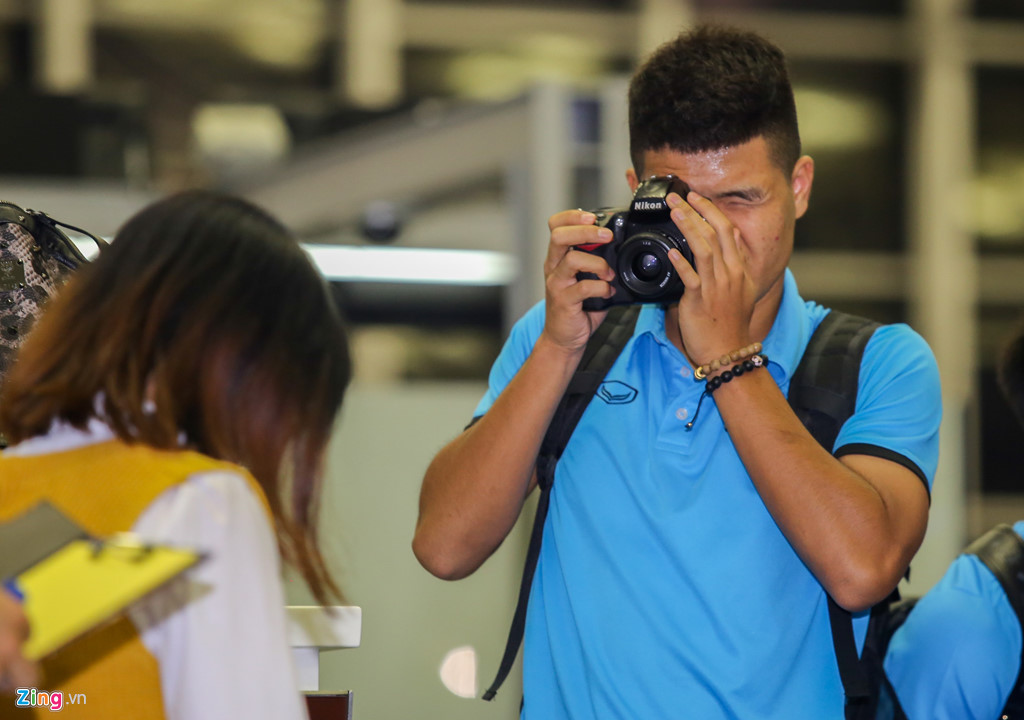 Công Phượng mệt mỏi, Đức Chinh trổ tài chụp ảnh ở sân bay-9