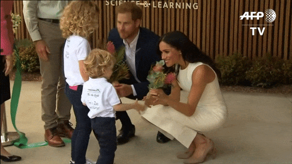 Hành động nhỏ xíu chứng tỏ Hoàng tử Harry là ông chồng cực tâm lý, chị em ghen tị với Công nương Meghan cũng phải-3