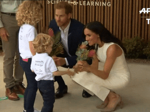 Hành động nhỏ xíu chứng tỏ Hoàng tử Harry là ông chồng cực tâm lý, chị em ghen tị với Công nương Meghan cũng phải