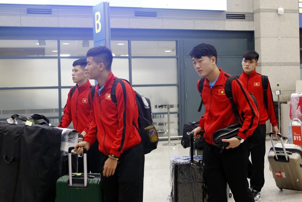 Xuân Trường và đồng đội lạnh co ro khi tới Hàn Quốc-1