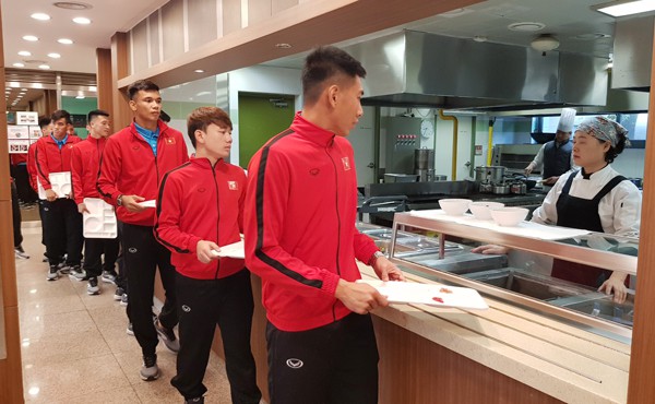 Xuân Trường và đồng đội lạnh co ro khi tới Hàn Quốc-2