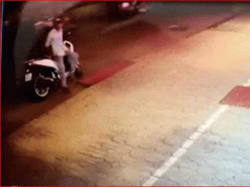 Đi xe SH đắt tiền, nam thanh niên ăn trộm món đồ ít ai ngờ giữa phố đông đúc