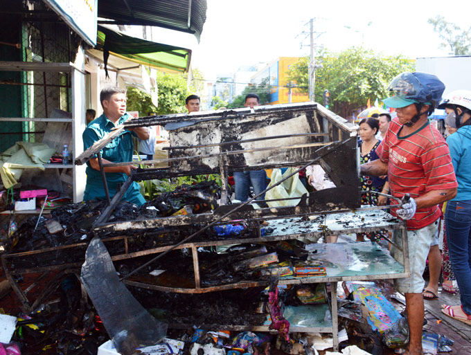 Cháy tiệm đồ chơi cạnh ngân hàng, ước thiệt hại tiền tỷ-2