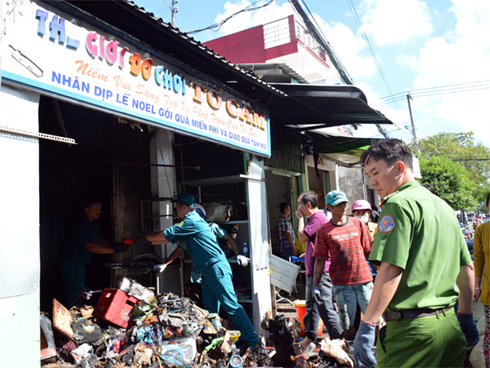 Ô tô điên lao thẳng vào đám tang và khu chợ, 6 người bị thương nặng-3
