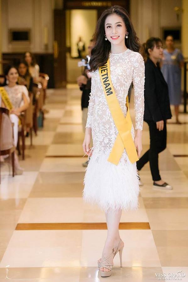 Phương Nga đầm lông vũ lộng lẫy dự phần thi phỏng vấn ở Miss Grand-1