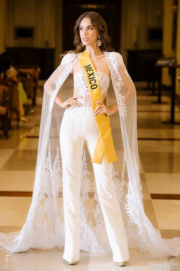 Phương Nga đầm lông vũ lộng lẫy dự phần thi phỏng vấn ở Miss Grand-3