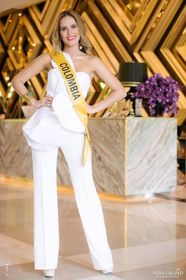 Phương Nga đầm lông vũ lộng lẫy dự phần thi phỏng vấn ở Miss Grand-6