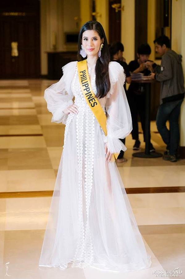 Phương Nga đầm lông vũ lộng lẫy dự phần thi phỏng vấn ở Miss Grand-7