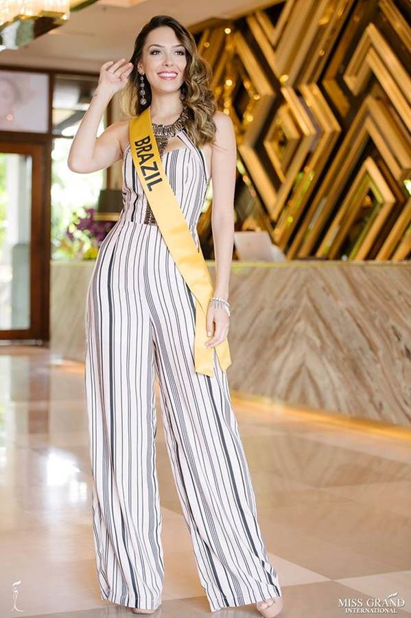 Phương Nga đầm lông vũ lộng lẫy dự phần thi phỏng vấn ở Miss Grand-8