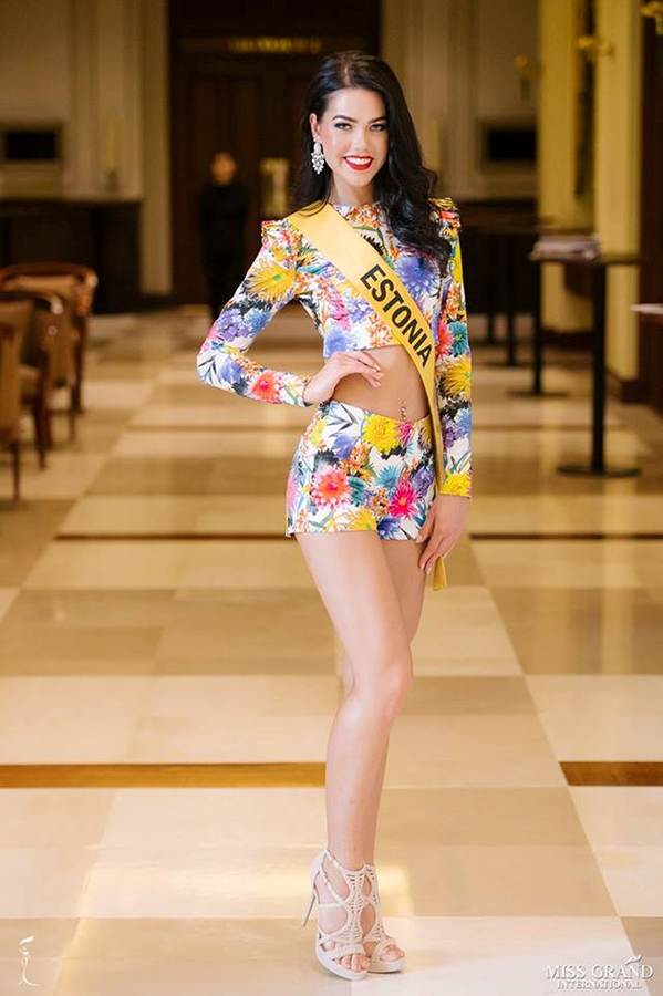 Phương Nga đầm lông vũ lộng lẫy dự phần thi phỏng vấn ở Miss Grand-9