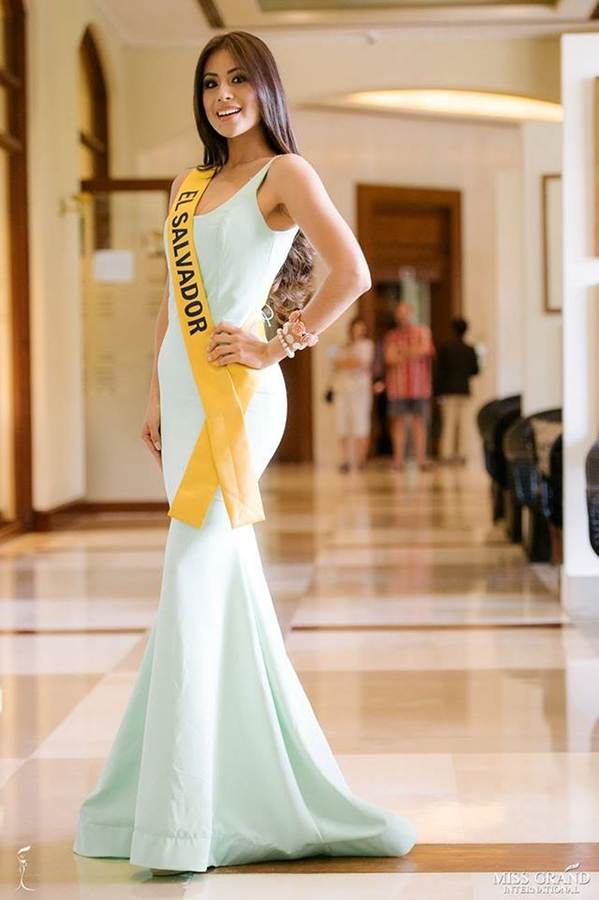 Phương Nga đầm lông vũ lộng lẫy dự phần thi phỏng vấn ở Miss Grand-10