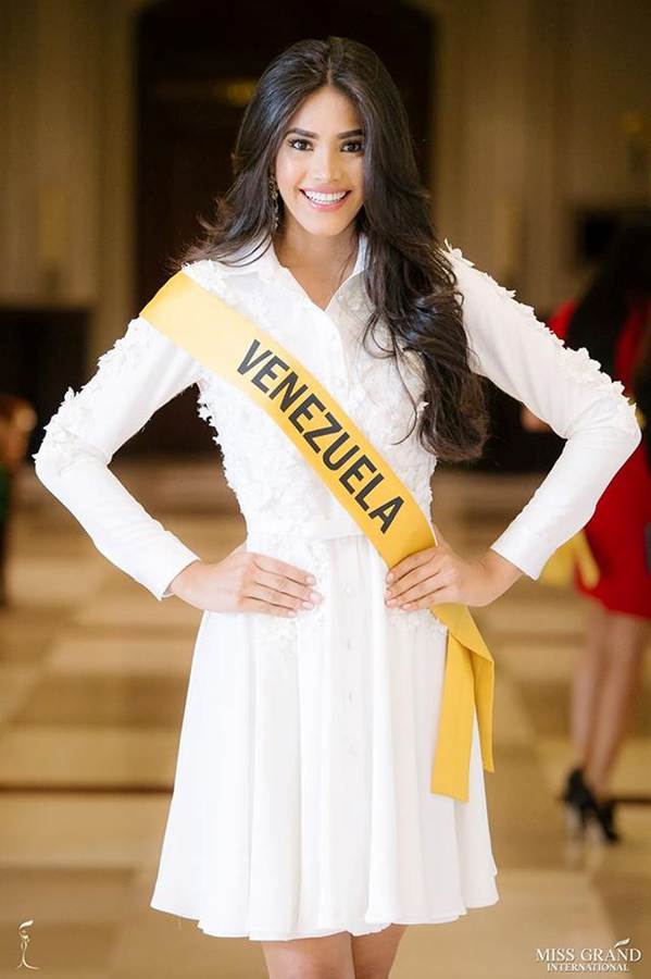 Phương Nga đầm lông vũ lộng lẫy dự phần thi phỏng vấn ở Miss Grand-12