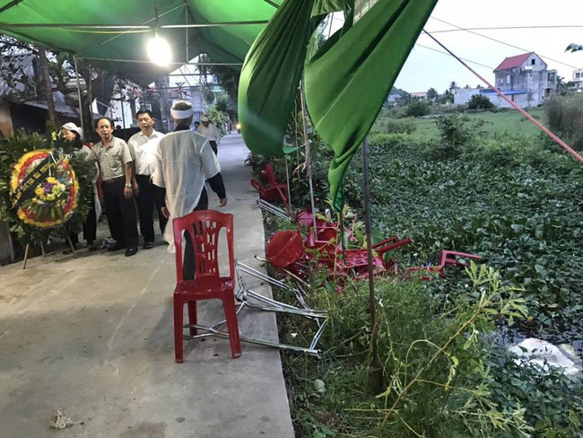 Ô tô điên lao thẳng vào đám tang và khu chợ, 6 người bị thương nặng-2