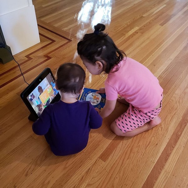 Con gái ông chủ Facebook tưởng cha mình làm việc tại... hiệu sách-2