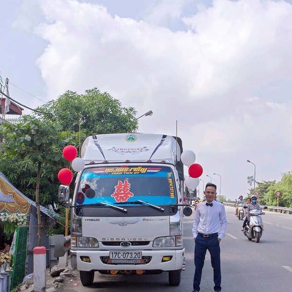 Chú rể Thái Bình đón dâu bằng siêu xe trong đó có cả xe chở lợn mà cả họ nhà gái cười lăn lộn-1