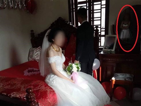 Cưới người yêu cũ nhưng ăn cỗ nhà bạn thân, cô gái không biết vui hay buồn, dân mạng lại chỉ soi chi tiết này