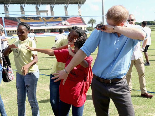 Loạt ảnh chứng tỏ Hoàng tử Harry rất được lòng trẻ con và dự đoán sẽ trở thành ông bố tuyệt vời nhất thế gian-4