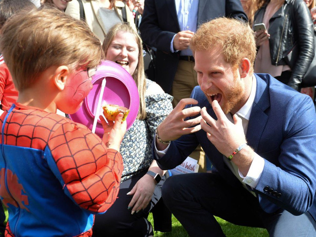 Loạt ảnh chứng tỏ Hoàng tử Harry rất được lòng trẻ con và dự đoán sẽ trở thành ông bố tuyệt vời nhất thế gian-5