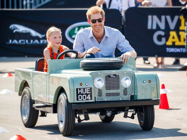 Loạt ảnh chứng tỏ Hoàng tử Harry rất được lòng trẻ con và dự đoán sẽ trở thành ông bố tuyệt vời nhất thế gian-7