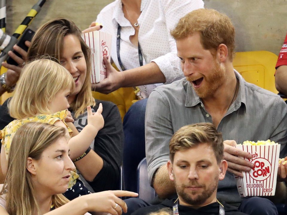 Loạt ảnh chứng tỏ Hoàng tử Harry rất được lòng trẻ con và dự đoán sẽ trở thành ông bố tuyệt vời nhất thế gian-12