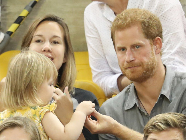 Loạt ảnh chứng tỏ Hoàng tử Harry rất được lòng trẻ con và dự đoán sẽ trở thành ông bố tuyệt vời nhất thế gian-13