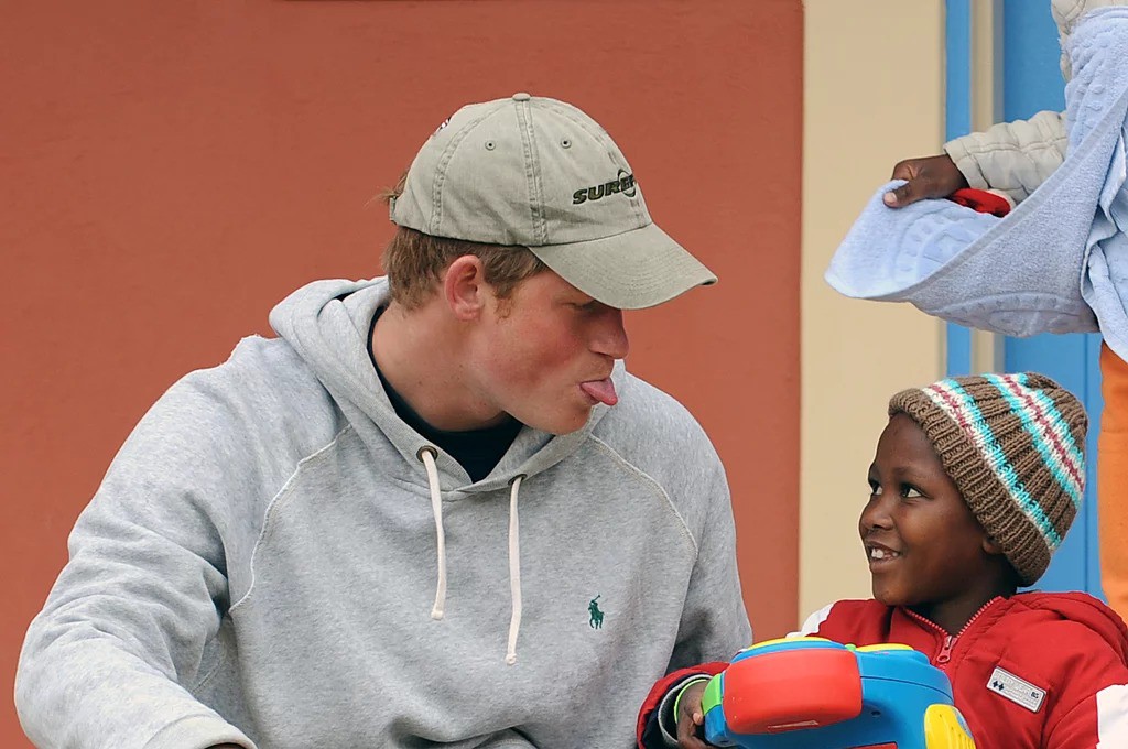 Loạt ảnh chứng tỏ Hoàng tử Harry rất được lòng trẻ con và dự đoán sẽ trở thành ông bố tuyệt vời nhất thế gian-21