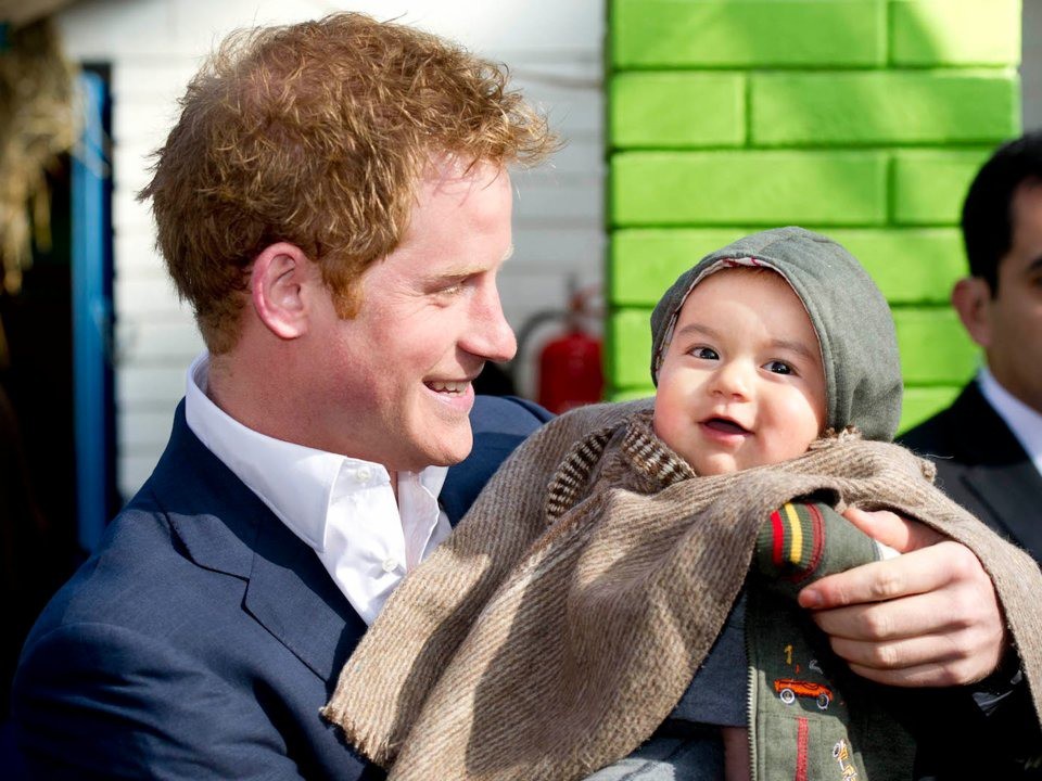 Loạt ảnh chứng tỏ Hoàng tử Harry rất được lòng trẻ con và dự đoán sẽ trở thành ông bố tuyệt vời nhất thế gian-25
