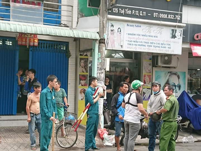 2 giờ căng thẳng khống chế tên cướp dùng hung khí cố thủ trong tiệm game ở Sài Gòn-1