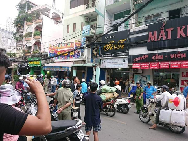 2 giờ căng thẳng khống chế tên cướp dùng hung khí cố thủ trong tiệm game ở Sài Gòn-2