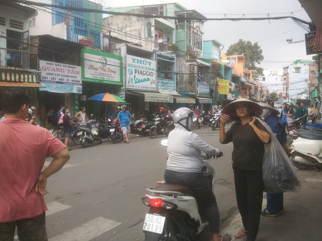 2 giờ căng thẳng khống chế tên cướp dùng hung khí cố thủ trong tiệm game ở Sài Gòn-3